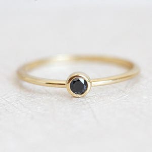 Mini Black Diamond Solitaire Ring, Schlichter Runder Black Diamond Ring Gelbgold
