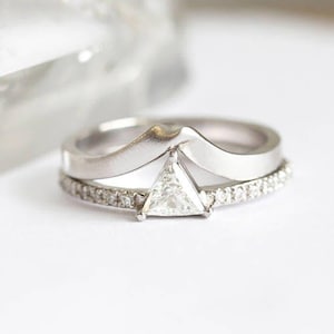 Modern Diamond Engagement Ring Set with Triangle Diamond Ring and Curved V shaped Gold Band, Unique Diamond Ring Set