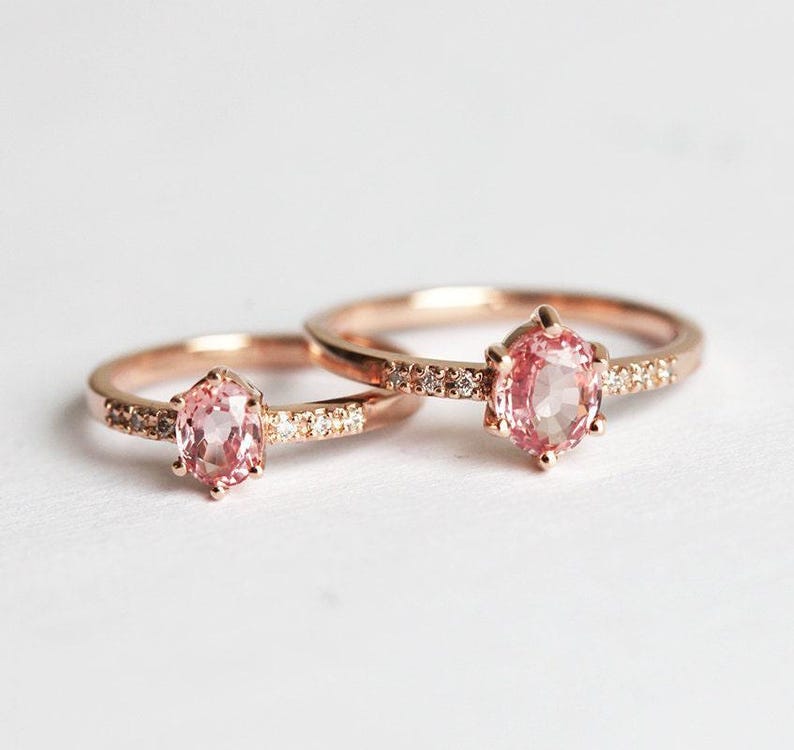 Anillo de zafiro de oro rosa, anillo de zafiro rosa melocotón, anillo de zafiro ovalado, anillo de zafiro con diamantes, banda de zafiro y diamantes, Minimalvs imagen 1