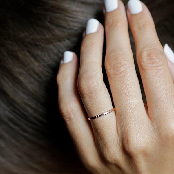 Anillo de bodas de tres diamantes negros en oro rosa de 14 k, banda sencilla de diamantes negros con tres diamantes