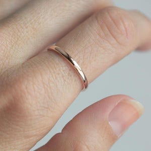 プレーンゴールドリング、薄い結婚指輪、スタッキングリング、幅2mm
