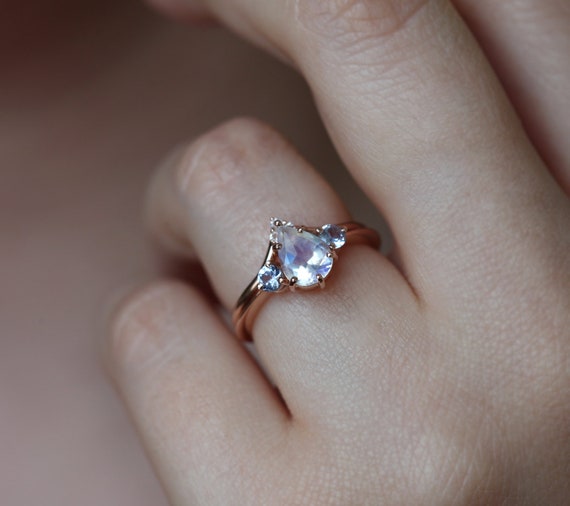 Bague de fian ailles en pierre de lune avec alliance en pierre de