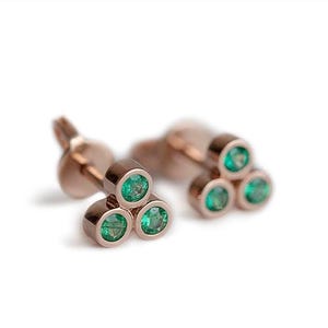 Orecchini in oro rosa con smeraldo, orecchini in oro massiccio 14k, orecchini con zaffiro, orecchini in oro rosa 18k, orecchini con smeraldo, regalo con pietra portafortuna di maggio immagine 4
