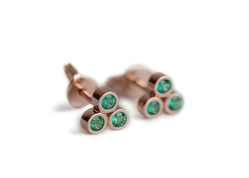Orecchini in oro rosa con smeraldo, orecchini in oro massiccio 14k, orecchini con zaffiro, orecchini in oro rosa 18k, orecchini con smeraldo, regalo con pietra portafortuna di maggio immagine 4