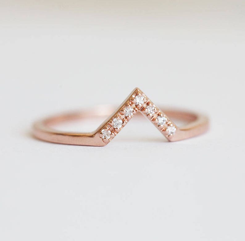 Zierliche Goldene Eheringe, Pave Diamond Chevron Ring, Geschwungenes V-förmiges Ehering mit Diamanten Bild 4