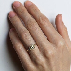 Anillo de diamantes amarillos, anillo de oro en forma de V con anillo de diamantes amarillos, anillo de diamantes amarillo claro con banda de bodas curva, Minimalvs imagen 5
