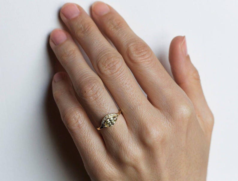 Anillo de diamantes amarillos, anillo de oro en forma de V con anillo de diamantes amarillos, anillo de diamantes amarillo claro con banda de bodas curva, Minimalvs imagen 5