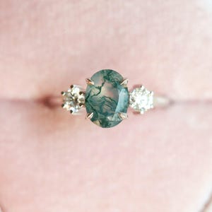 モスアゲートの婚約指輪、スリーストーンリング、オーバルグリーンストーン＆ダイヤモンド、サファイアまたはモアッサナイトリング 画像 3