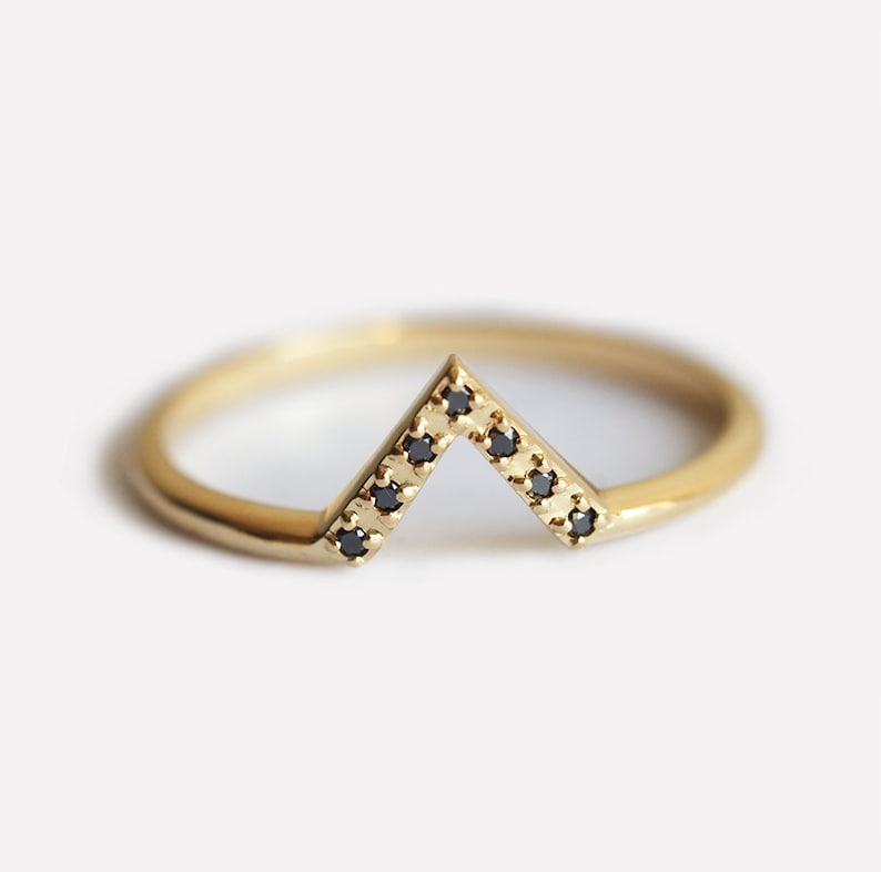 Zierliche Goldene Eheringe, Pave Diamond Chevron Ring, Geschwungenes V-förmiges Ehering mit Diamanten Bild 9