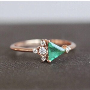 Emerald diamanten ring geelgoud, mini diamantclusterring met smaragd driehoek, unieke verlovingsring afbeelding 8