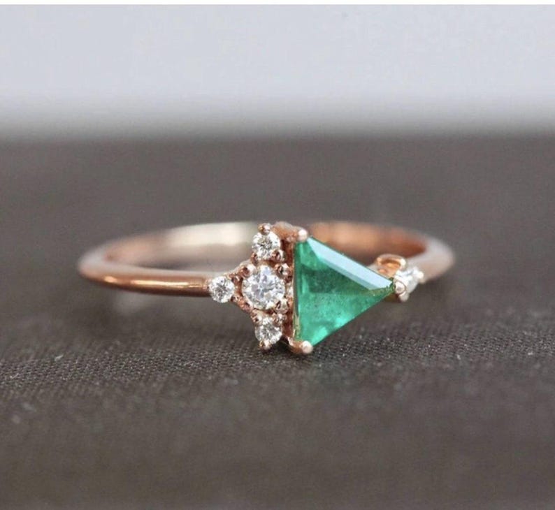 Emerald diamanten ring geelgoud, mini diamantclusterring met smaragd driehoek, unieke verlovingsring afbeelding 8