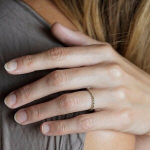 Anillo de rubí de eternidad, anillo de rubí con diamantes, anillo de rubí con micropavé de diamantes, anillo con micropavé imagen 9