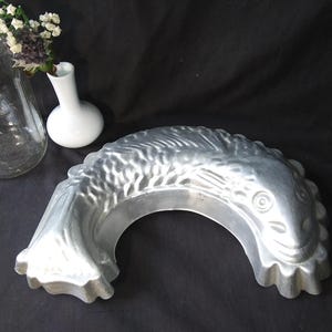 Large vintage aluminum mold / cake pan for baking or gelatin. U shaped koi fish. 11 inches, wide. Free Shipping!