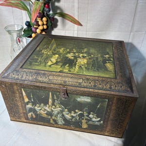 Large Beech Nut Litho biscuit tin, latching hinged lid. Rare, Early 1900’s collectible. Features Rembrandt and other artists. Free Shipping!