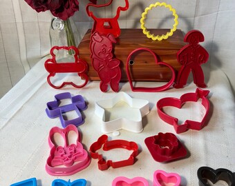Set / Lot of 17 vintage cookie cutters in various shapes, colorful plastic. Free Shipping!