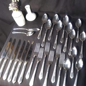 Vintage 1938 Oneida Rogers Silver plated Silverware set, Floral Grille Viand, Art Deco. Service for 6 plus extras. 26 pieces. Free Shipping!