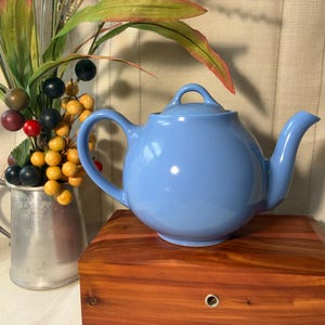 Pretty Periwinkle /Cornflower blue vintage Lipton’s Tea ceramic teapot. Made in USA. Good condition. Free Shipping!