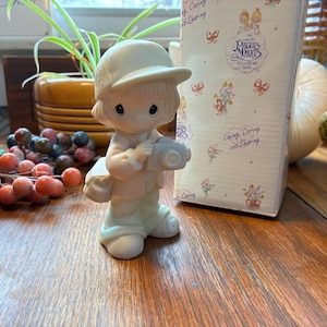 Enesco 1990’s collectible Members Club figurine, “Focusing on Those Precious Moments.”  Photographer gift. Original box and Free Shipping!