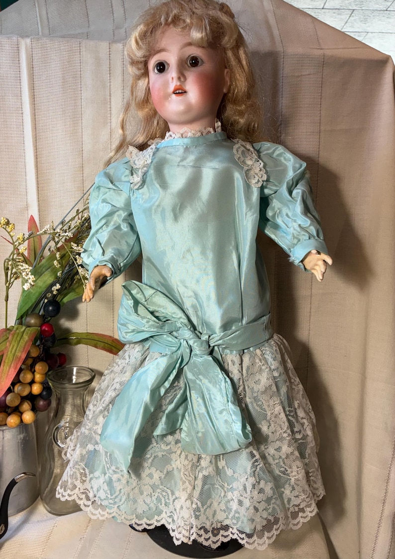 Beautiful antique German doll, Queen Louise, bisque head, Wooden limbs, composite body. 24 inches tall. Free Shipping! afbeelding 2