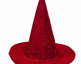 Puede incluir: Un sombrero de bruja de terciopelo rojo con un cono alto y puntiagudo y un ala ancha.