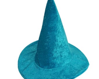 Puede incluir: Un sombrero de bruja turquesa con ala ancha y corona alta y puntiaguda. El sombrero está hecho de un material suave y aterciopelado. Este accesorio de disfraz es adecuado para Halloween o fiestas temáticas.