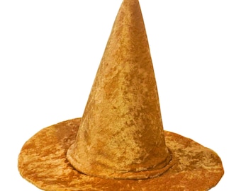 Puede incluir: Un sombrero de bruja de terciopelo dorado con una corona alta y puntiaguda y un ala ancha.