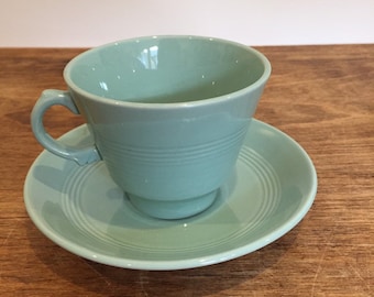 Taza y platillo verde Beryl de Wood's Ware de 1950