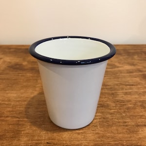 Bicchiere smaltato bianco e blu navy