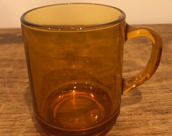 Francuski zabytkowy kubek ze szkła bursztynowego Duralex