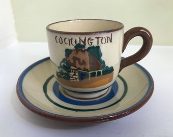 Tasse et soucoupe en poterie Watcombe Torquay Cockington « The cup that cheers »