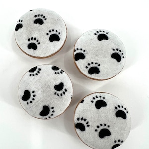 Lådknoppar i trä med tasstryck, barnrumsdekor, set om 4