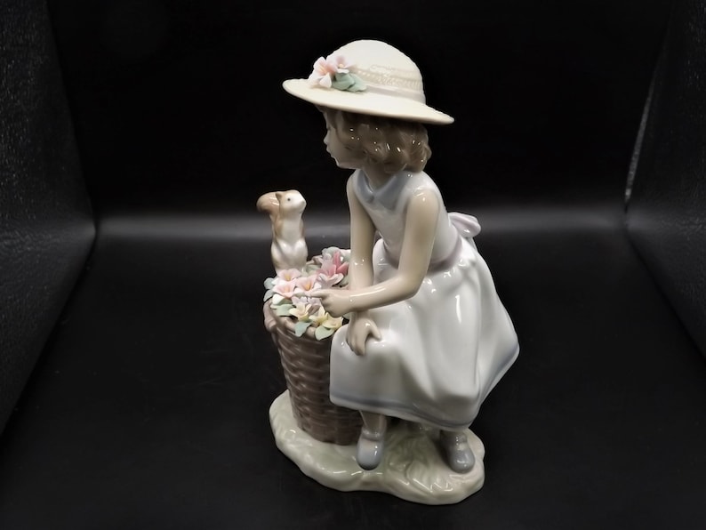 Lladro Hello Little Squirrel Figurine - Thumbnail 2