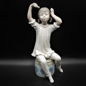 Vintage Lladro &quot;Girl Shampooing Hair&quot; #1148 no box. Completely intact! Excellent condition! Young girl sitting on a Hassock washing hair.