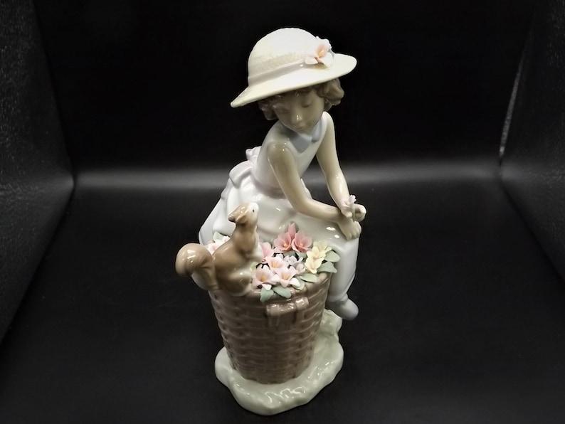 Lladro Hello Little Squirrel Figurine - Thumbnail 5