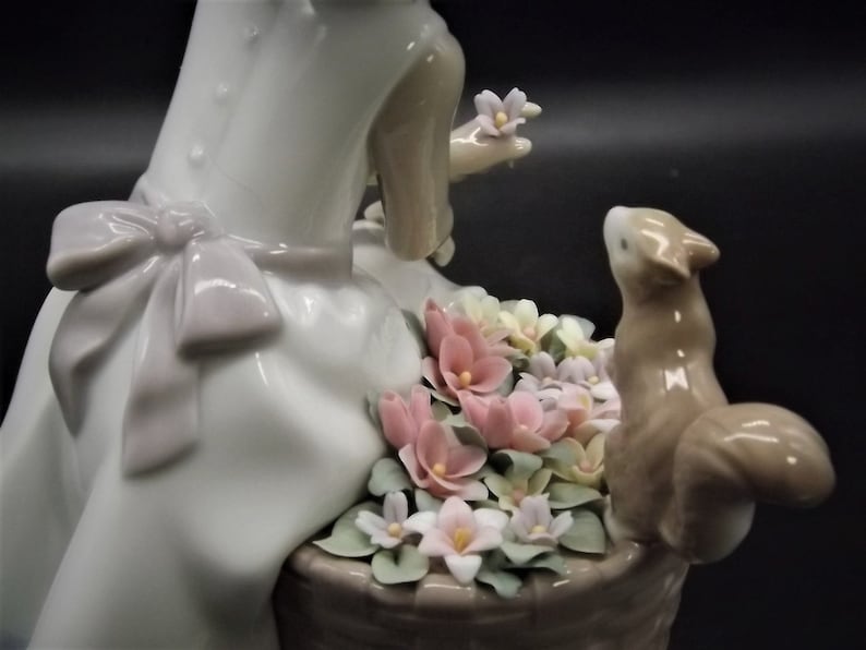 Lladro Hello Little Squirrel Figurine - Thumbnail 3
