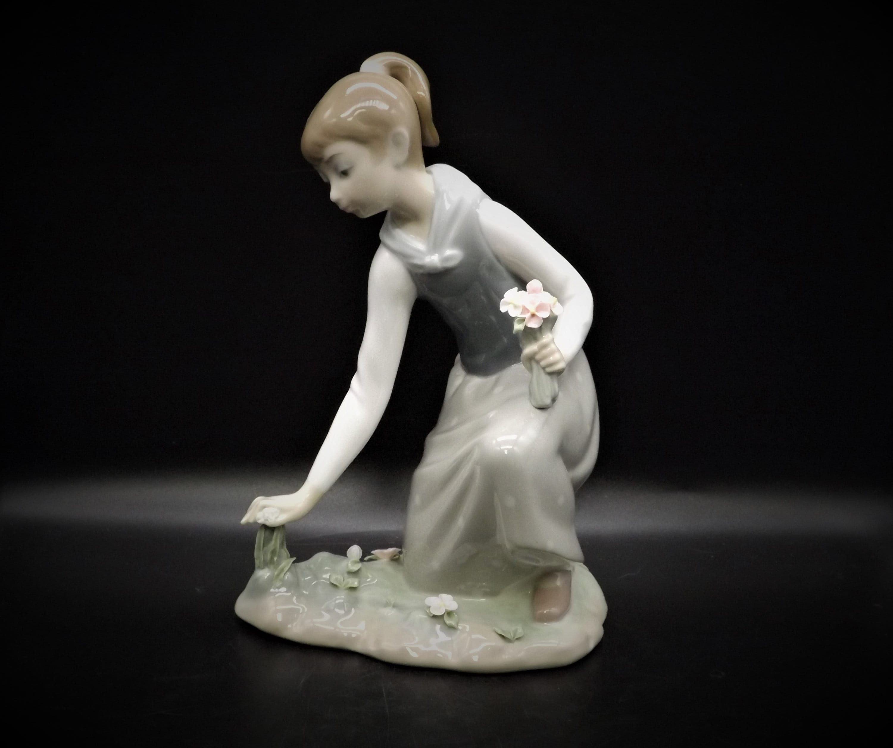 Vintage Lladro Girl Gathering Flowers Figurine #1172 - Etsy