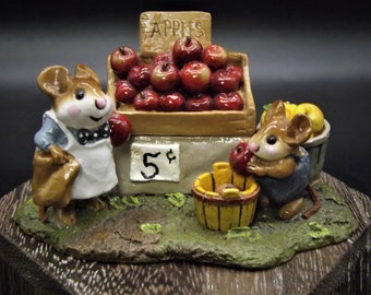 Vintage Wee Forest Folk Figurine: Adam&#39;s Apples Mouse Farmers Stand