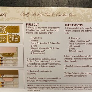 Puede incluir: Instrucciones para usar una m&aacute;quina de troquelado para cortar y estampar papel. Las instrucciones incluyen una lista de los materiales necesarios, el orden para apilar las placas y los pasos para usar la m&aacute;quina. La imagen tambi&eacute;n incluye una nota sobre la resoluci&oacute;n de problemas si la matriz no corta completamente el material.