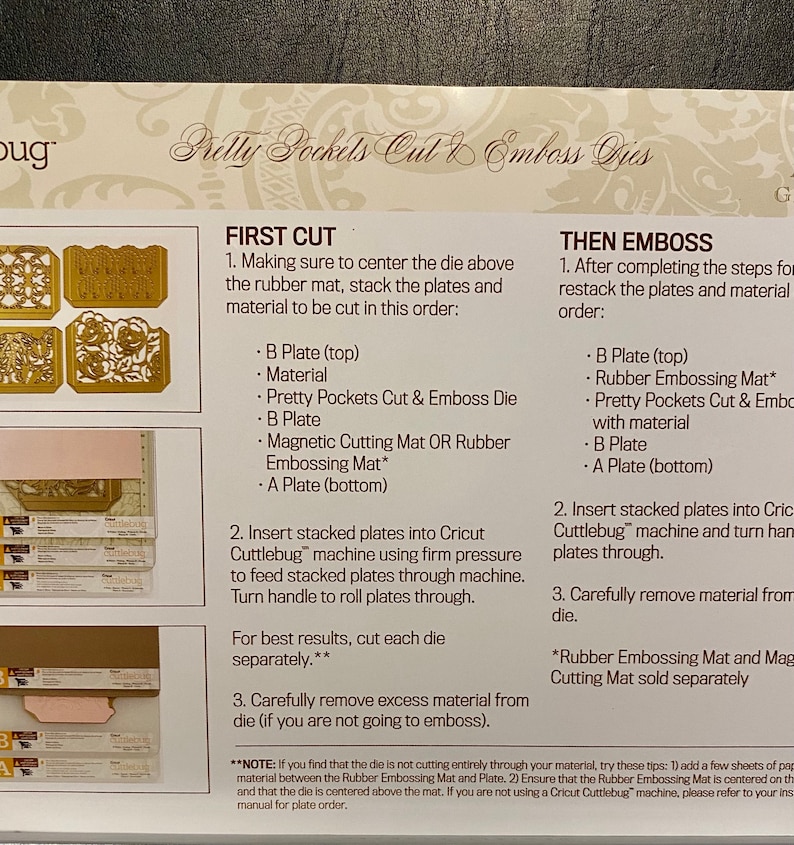 Puede incluir: Instrucciones para usar una m&aacute;quina de troquelado para cortar y estampar papel. Las instrucciones incluyen una lista de los materiales necesarios, el orden para apilar las placas y los pasos para usar la m&aacute;quina. La imagen tambi&eacute;n incluye una nota sobre la resoluci&oacute;n de problemas si la matriz no corta completamente el material.