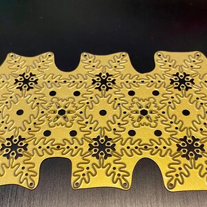 Puede incluir: Troquel de metal dorado con un dise&ntilde;o de copo de nieve. El troquel est&aacute; formado por varios copos de nieve, cada uno con un dise&ntilde;o diferente. El troquel es perfecto para crear tarjetas, p&aacute;ginas de &aacute;lbumes de recortes y otras manualidades de papel.