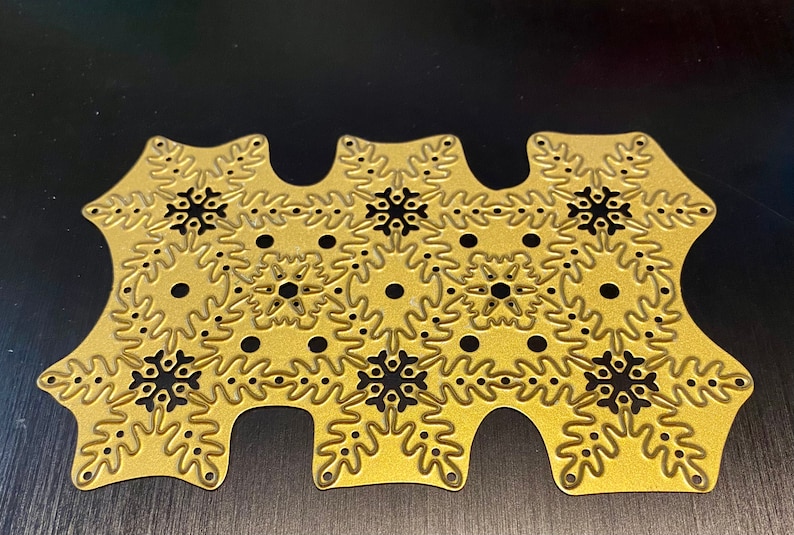 Puede incluir: Troquel de metal dorado con un dise&ntilde;o de copo de nieve. El troquel est&aacute; formado por varios copos de nieve, cada uno con un dise&ntilde;o diferente. El troquel es perfecto para crear tarjetas, p&aacute;ginas de &aacute;lbumes de recortes y otras manualidades de papel.
