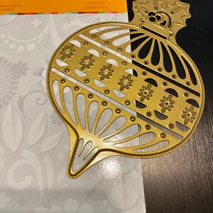 Anna Griffin Varios troqueles de corte y relieve retirados. Holly Ornament