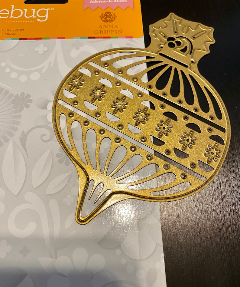 Anna Griffin Varios troqueles de corte y relieve retirados. Holly Ornament