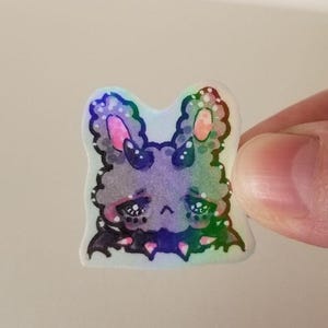 Słodki, smutny mały diabełek, naklejka holograficzna z brokatem tęczowym, ręcznie rysowana oryginalna grafika