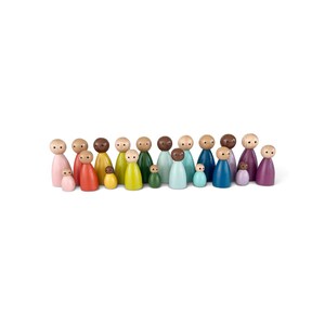 Puede incluir: Una colección de veintiuna figuras de madera de varios tamaños y colores, incluyendo tonos de rosa, rojo, naranja, amarillo, verde, azul, morado y marrón. Cada figura presenta una cabeza redondeada y lisa con un acabado de madera natural.
