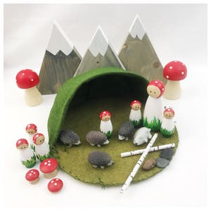 Mushroom Mama Peg Doll jeu de simulation des bois - conte de fées livre de contes de fées - gnome - champignons jouet d'imagination