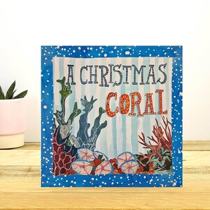 Una tarjeta navideña navideña de Coral diseñada por Port and Lemon
