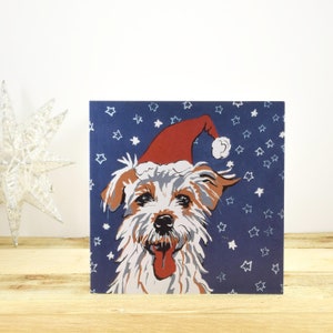 Tarjeta de Navidad con Jack Russell Dog en un sombrero de Navidad titulado Santa Jack by Port and Lemon