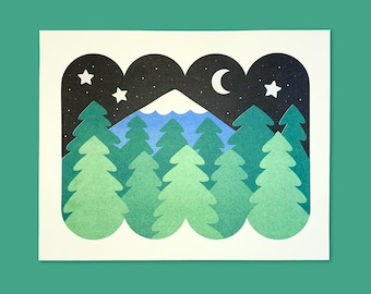 Puede incluir: Una ilustración estilizada de una cordillera con un pico nevado, rodeada de un bosque de árboles verdes. El cielo es azul oscuro con estrellas blancas y una luna creciente.