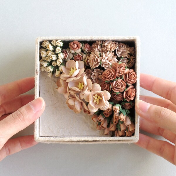 Brown Paper Flower Gift Set - Assorted paper flowers & mini card set - Made of mulberry paper - Box with lid included